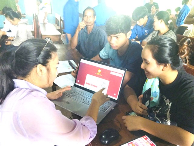 Cán bộ xã Cát Tiên tiếp nhận ý kiến của người dân, hiện thực hóa tinh thần ‘Gần dân, sát dân, phục vụ Nhân dân’ trong từng hoạt động chính quyền.