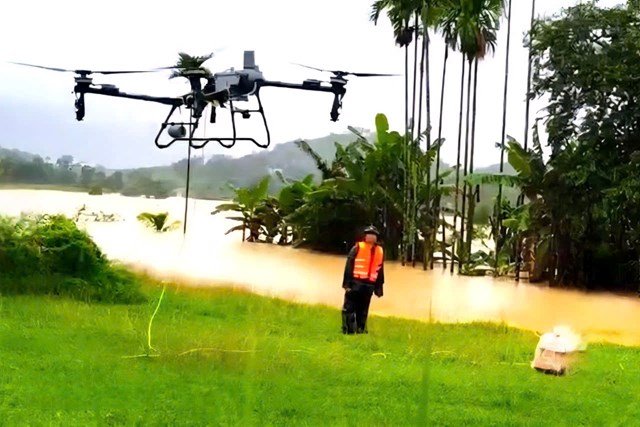 Máy bay không người lái được sử dụng để vận chuyển lương thực, thực phẩm đến người dân vùng lũ