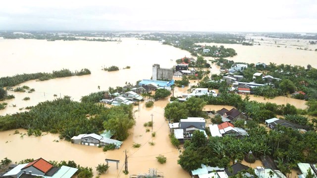 Mưa lớn liên tục những ngỳa qua đã gây ngập lụt nặng, chia cắt và cô lập tại nhiều địa phương thuộc TP Đà Nẵng, trong đó có xã Duy Nghĩa.