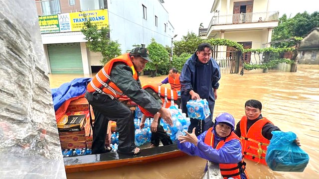 Nhiều phần quà được các cán bộ, chiến sĩ trao tận tay người dân vùng lũ.