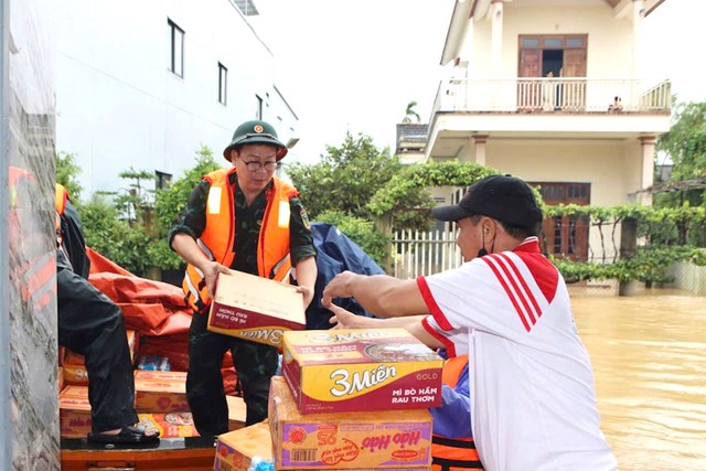 Sư đoàn 315 Quân khu 5 đồng hành cùng người dân vùng lũ ổn định cuộc sống - Ảnh 1