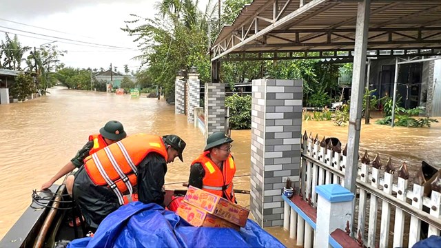Sư đoàn 315 Quân khu 5 đồng hành cùng người dân vùng lũ ổn định cuộc sống - Ảnh 2