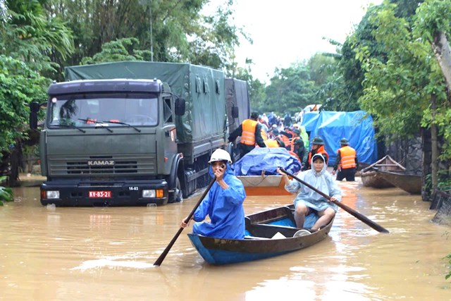 Sư đoàn 315 Quân khu 5 đồng hành cùng người dân vùng lũ ổn định cuộc sống - Ảnh 3