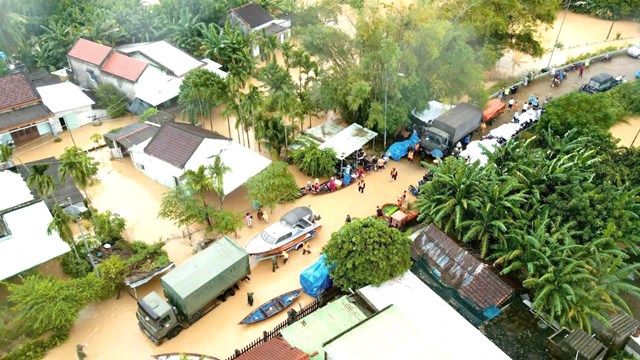 Giữa mênh mông nước, sự chai sẻ, hỗ trợ của người lính 315 đã kịp thời giúp bà con vùng lũ vượt qua khó khăn.