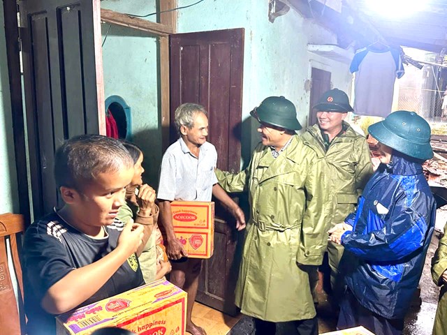 Lãnh đạo tỉnh cũng đến thăm, động viên nhân dân và chỉ đạo các lực lượng tập trung khắc phụ hậu quả mưa lũ.