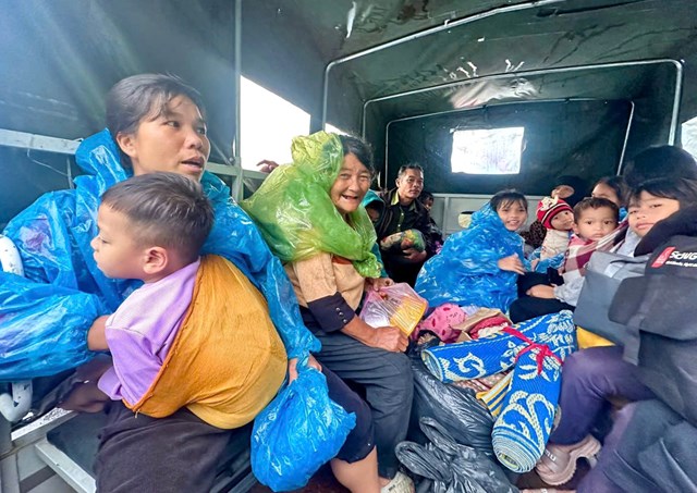 Chính quyền địa phương tỉnh Quản Ngãi đã triển khai các phương án di dời người dân những khu vực bị sạt lở, nước lũ chia cắt.