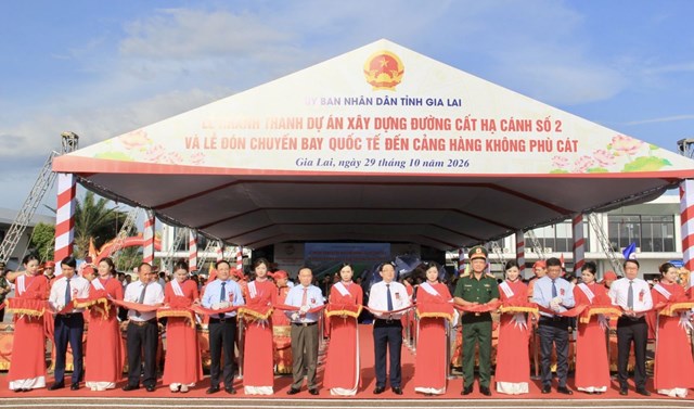 L&atilde;nh đạo Trung ương v&agrave; tỉnh Gia Lai thực hiện nghi thức kh&aacute;nh th&agrave;nh đường cất hạ c&aacute;nh số 2 tại Cảng h&agrave;ng kh&ocirc;ng Ph&ugrave; C&aacute;t. Ảnh: T.T &nbsp;