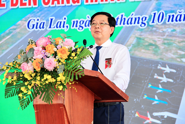 Ph&oacute; Thủ tướng Ch&iacute;nh phủ Hồ Quốc Dũng ph&aacute;t biểu tại lễ kh&aacute;nh th&agrave;nh đường cất hạ c&aacute;nh số 2 Cảng h&agrave;ng kh&ocirc;ng Ph&ugrave; C&aacute;t. Ảnh: T.T