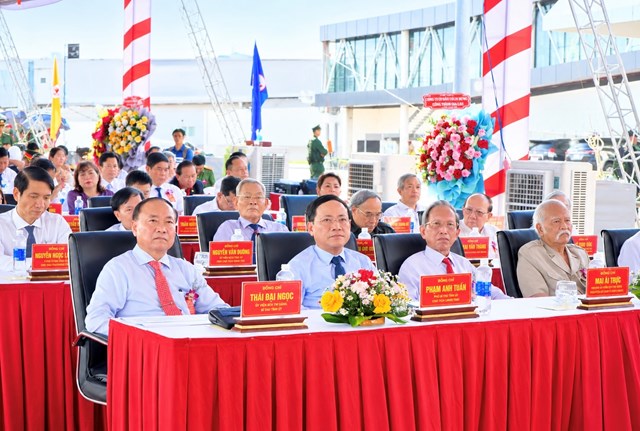 C&aacute;c đại biểu tại buổi lễ kh&aacute;nh th&agrave;nh Dự &aacute;n x&acirc;y dựng đường cất hạ c&aacute;nh số 2