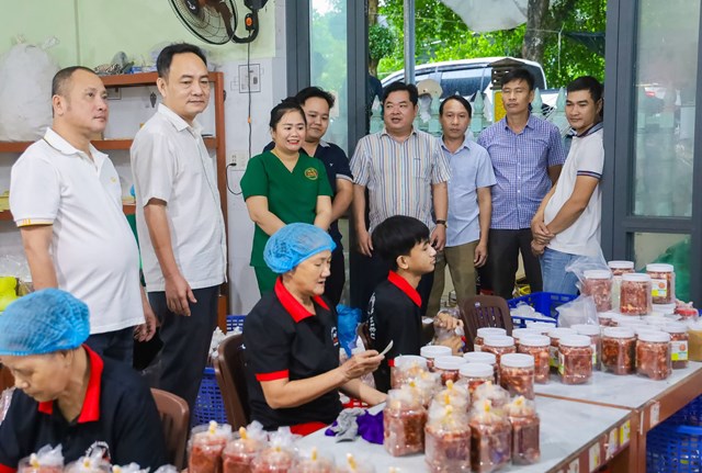 Cơ sở mắm Ri Nguyễn đẩy mạnh ti&ecirc;u thụ sản phẩm qua c&aacute;c k&ecirc;nh thương mại điện tử, trung b&igrave;nh xuất hơn 1.000 đơn h&agrave;ng mỗi ng&agrave;y. Ảnh: CTV &nbsp;