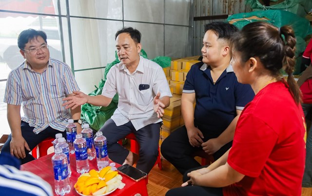 L&atilde;nh đạo x&atilde; Vinh Lộc trao đổi với chủ cơ sở về định hướng n&acirc;ng cao chất lượng, ho&agrave;n thiện hồ sơ tham gia chương tr&igrave;nh OCOP. Ảnh: CTV