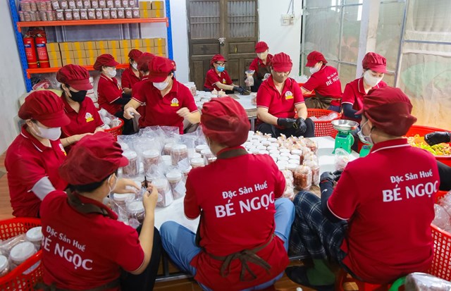 C&aacute;c sản phẩm mắm truyền thống tại x&atilde; Vinh Lộc được đa dạng h&oacute;a, đ&aacute;p ứng nhu cầu thị trường trong v&agrave; ngo&agrave;i địa phương. Ảnh: CTV