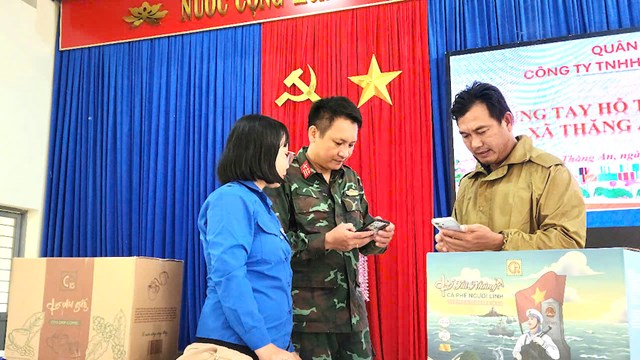 Đoàn công tác của Công ty TNHH MTV Cà phê 15 (Quân khu 5) vượt hơn 70km đường ngập lụt sâu để kịp thời đến thăm và hỗ trợ bà con xã Thăng An.