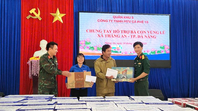 Ông Hoàng Văn Tửu, Phó Chủ tịch UBND xã Thăng An, ghi nhận sự có mặt kịp thời của Công ty Cà phê 15 và phóng viên Tạp chí Kinh tế và Đồ uống giữa lúc người dân thiếu nước sạch, lương thực và thuốc men, là nguồn động viên vô cùng quý giá.