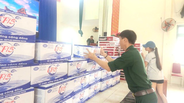 Nghĩa tình người lính với ly cà phê 15 giữa miền Trung mưa lũ - Ảnh 1