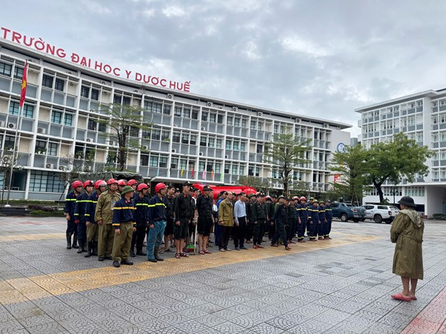 Các lực lượng thuộc Bộ Tư lệnh Cảnh sát cơ động và Công an tỉnh Quảng Trị đã có mặt tại Huế ngay khi nước lũ bắt đầu rút