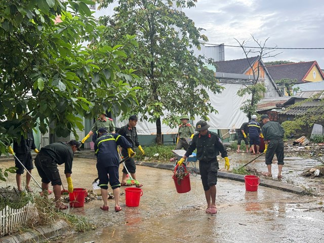 Hàng trăm cán bộ chiến sĩ hỗ trợ Huế dọn dẹp sau lũ - Ảnh 1