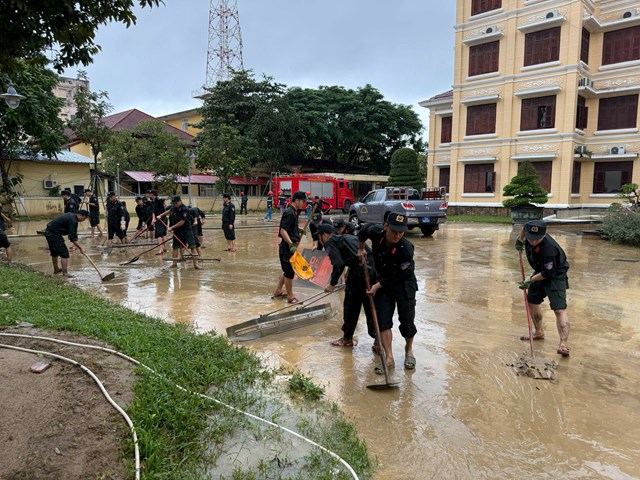 Hàng trăm cán bộ chiến sĩ hỗ trợ Huế dọn dẹp sau lũ - Ảnh 4