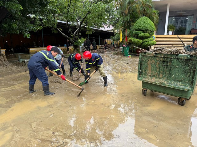 Trung đoàn Cảnh sát cơ động Trung Bộ, Công an tỉnh Quảng Trị và Công an thành phố Huế phối hợp khắc phục hậu quả do mưa lũ tại nhiều địa điểm trên địa bàn thành phố