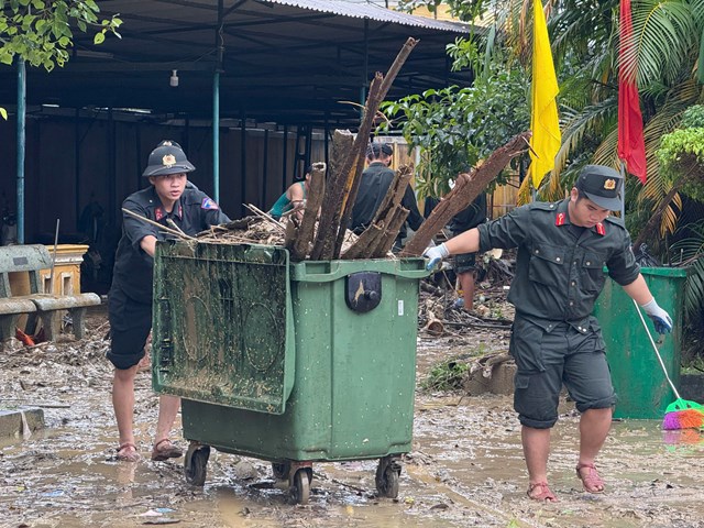 Hàng trăm cán bộ chiến sĩ hỗ trợ Huế dọn dẹp sau lũ - Ảnh 2