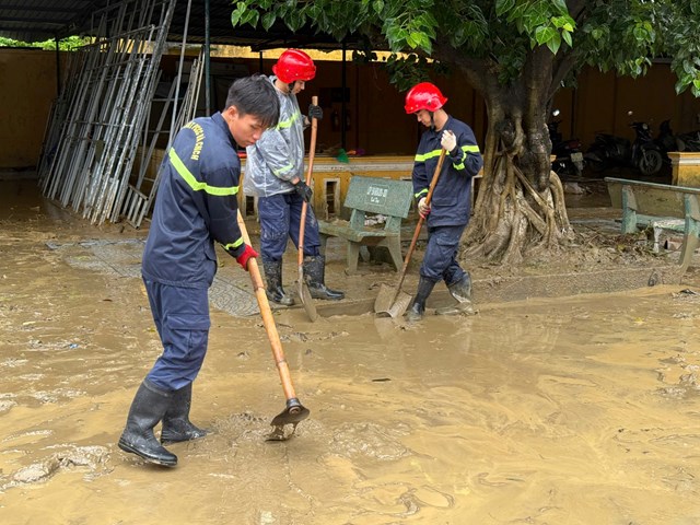Hàng trăm cán bộ chiến sĩ hỗ trợ Huế dọn dẹp sau lũ - Ảnh 3