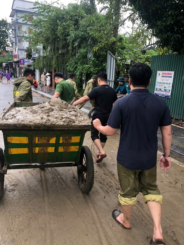 Cán bộ, chiến sĩ các phòng trực thuộc Công an thành phố tham gia khắc phục hậu quả mưa lũ tại địa bàn cơ sở