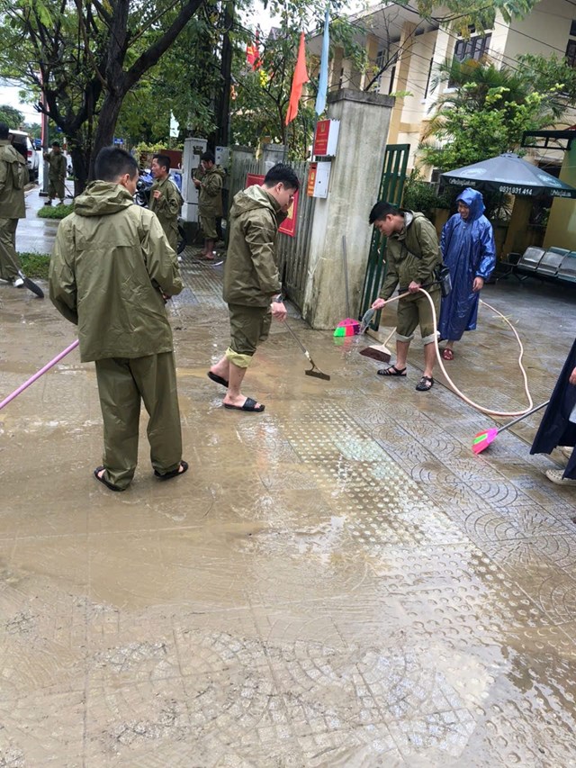 Công an Huế đồng hành cùng dân khắc phục hậu quả lũ, bảo đảm an ninh trật tự - Ảnh 3