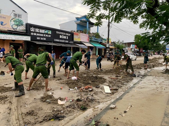 Công an Huế đồng hành cùng dân khắc phục hậu quả lũ, bảo đảm an ninh trật tự - Ảnh 2