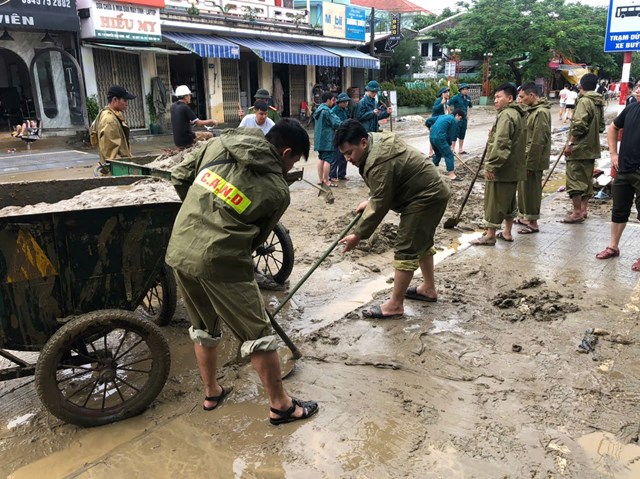 Công an Huế đồng hành cùng dân khắc phục hậu quả lũ, bảo đảm an ninh trật tự - Ảnh 1