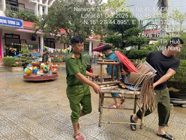 Trung tá Hoàng Trọng Thanh An, cán bộ Công an Phường Thuận Hóa cùng cán bộ chiến sĩ Công an phường tham gia quét dọn tại trường mầm non I, TP Huế.