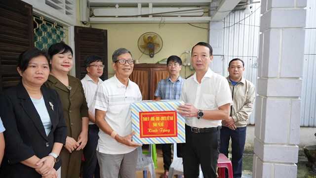 Chủ tịch UBND thành phố Huế Phan Thiên Định đã đến thăm, tặng quà gia đình ông Hồ Minh Thơ