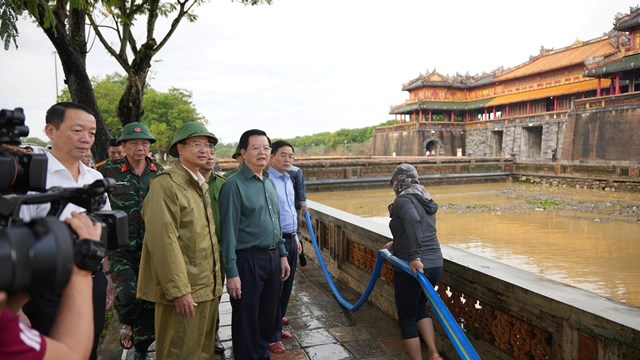 Phó Thủ tướng Mai Văn Chính kiểm tra công tác khắc phục mưa lũ tại Đại Nội Huế