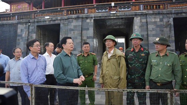 Phó Thủ tướng Mai Văn Chính kiểm tra công tác khắc phục mưa lũ tại Đại Nội Huế - Ảnh 1