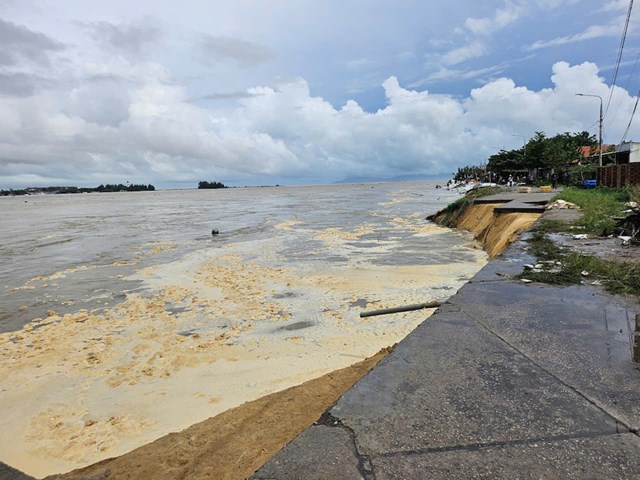 Dòng lũ quá mạnh đã làm sụt lún nhiều đoạn kè.