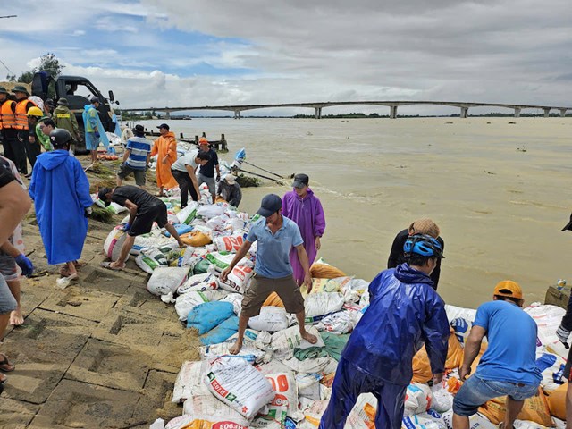 Người dân và lực lượng quân đội, dân quân tự vệ cùng tham gia "vá kè" bên sông Thu Bồn.
