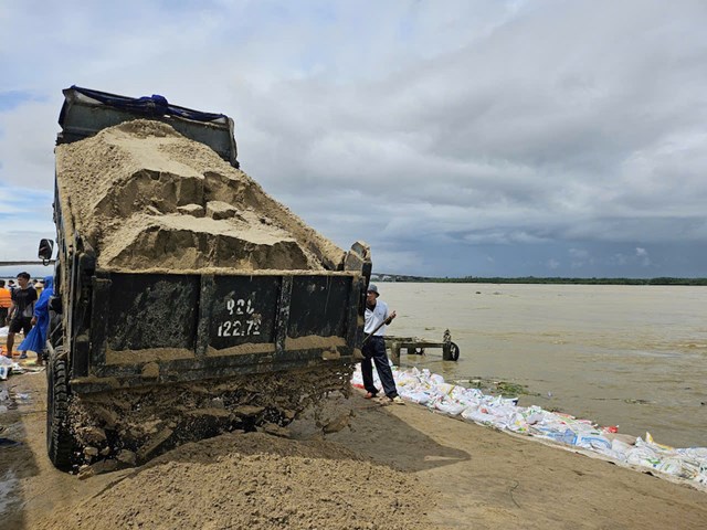 Lực lượng dân quân nỗ lực gia cố bờ kè, bảo vệ làng ven sông Thu Bồn - Ảnh 1