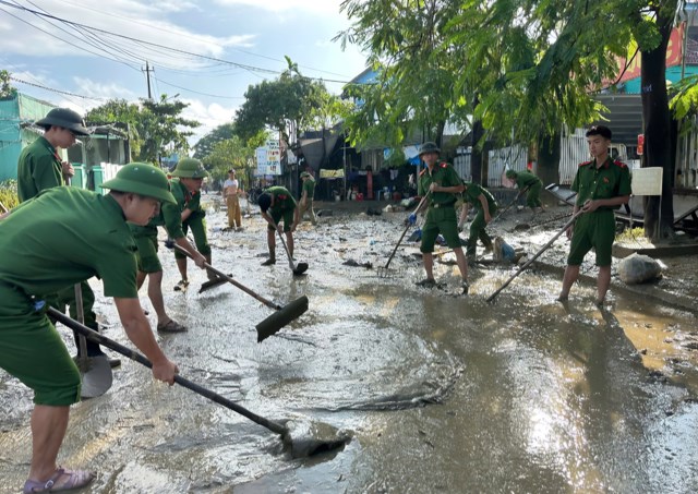 Công an thành phố Huế chung tay khắc phục hậu quả bão lũ - Ảnh 1
