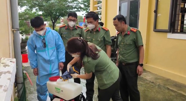 Cục Y tế Bộ Công an phối hợp với Công an thành phố Huế phun, khử khuẩn tại các địa phương trên địa bàn thành phố Huế