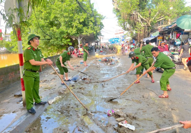 Trại tạm giam Công an thành phố tham gia dọn dẹp bùn đất trên các tuyến đường.