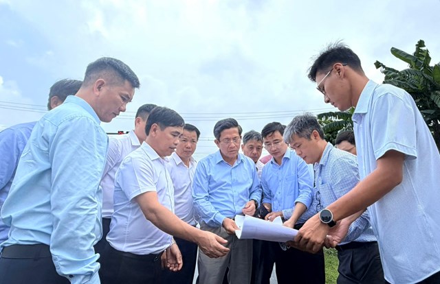 Ph&oacute; Chủ tịch UBND th&agrave;nh phố Đ&agrave; Nẵng Trần Nam Hưng kiểm tra tiến độ thi c&ocirc;ng v&agrave; c&ocirc;ng t&aacute;c giải ph&oacute;ng mặt bằng tại c&aacute;c dự &aacute;n giao th&ocirc;ng. Ảnh: M.P