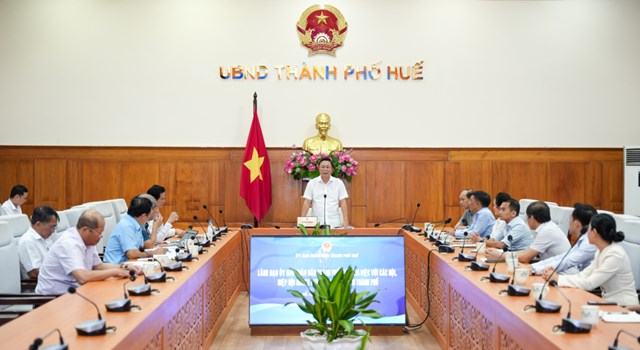 Chủ tịch UBND th&agrave;nh phố Huế L&ecirc; Tr&iacute; Thanh chủ tr&igrave; buổi l&agrave;m việc với c&aacute;c hội, hiệp hội doanh nghiệp