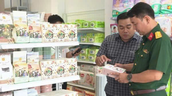 Thượng t&aacute; L&ecirc; Trung Th&agrave;nh, Gi&aacute;m đốc C&ocirc;ng ty C&agrave; ph&ecirc; 15 giới thiệu sản phẩm thương hiệu "C&agrave; ph&ecirc; 15" với kh&aacute;ch h&agrave;ng.