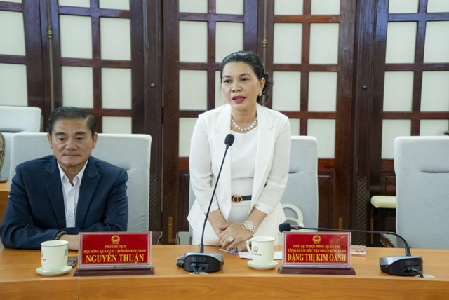 B&agrave; Đặng Thị Kim Oanh &ndash; Chủ tịch HĐQT, Tổng Gi&aacute;m đốc Tập đo&agrave;n Kim Oanh ph&aacute;t biểu tại buổi trao tặng