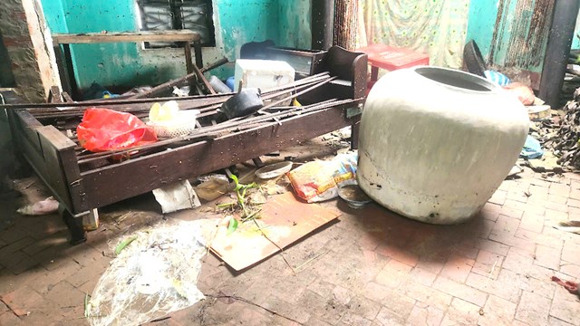 Mưa lũ đi qua, người dân và lực lượng dân quân địa phương tập trung làm vệ sinh môi trường, sớm ổn định cuộc sống.