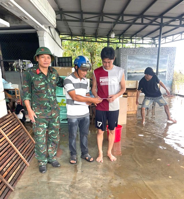 Ấm tình quân dân trong mưa lũ - Ảnh 1