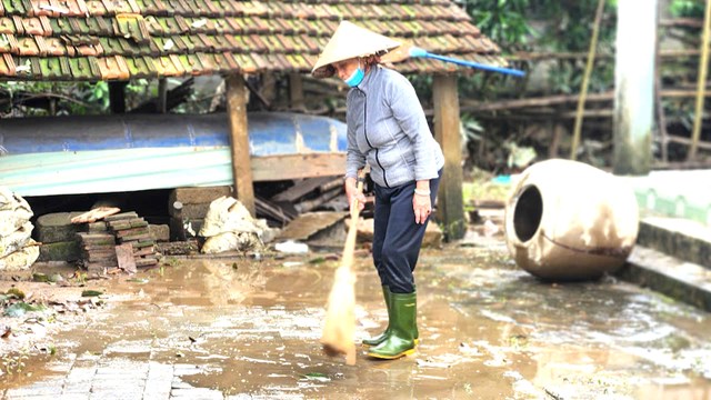 Ấm tình quân dân trong mưa lũ - Ảnh 2