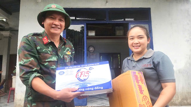 Dù trong gian khó do thiên tai, mưa lũ nhưng người dân vẫn ánh lên niềm tin vui bởi bên họ còn có xã hội và những người lính luôn sát cánh, sẵn sàng chia sẻ khó khăn.