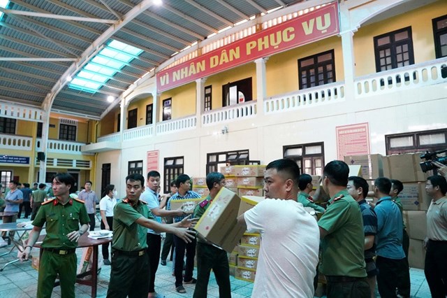 Bộ C&#244;ng an kịp thời chi viện hỗ trợ người d&#226;n Huế sau mưa lớn - Ảnh 1