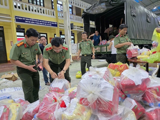 Bộ C&#244;ng an kịp thời chi viện hỗ trợ người d&#226;n Huế sau mưa lớn - Ảnh 2