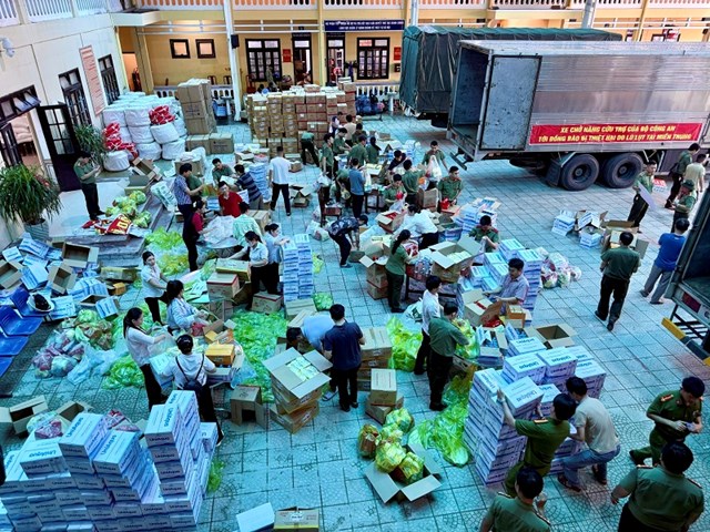 Bộ C&ocirc;ng an thần tốc chi viện cứu trợ người d&acirc;n Huế sau mưa lũ